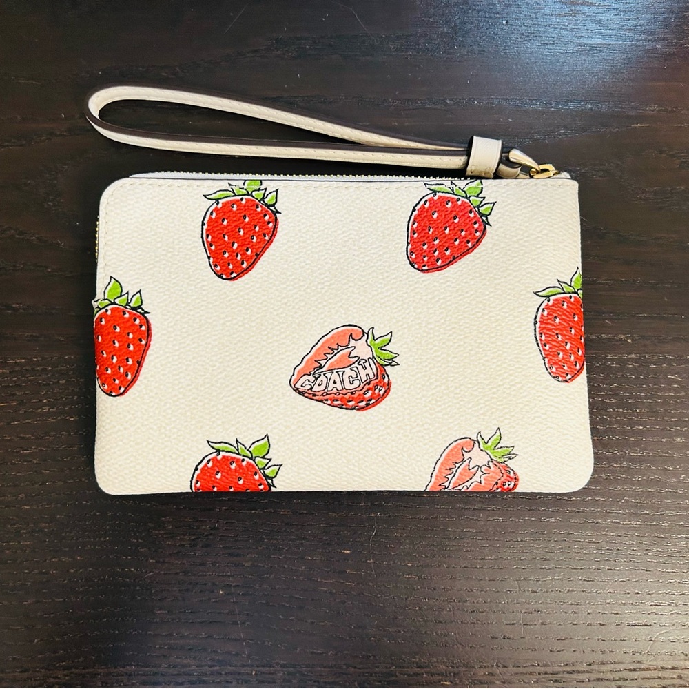 🍓NWT Coach Corner Zip Wristlet With Strawberry Design!🍓 - Picture 6 of 9
